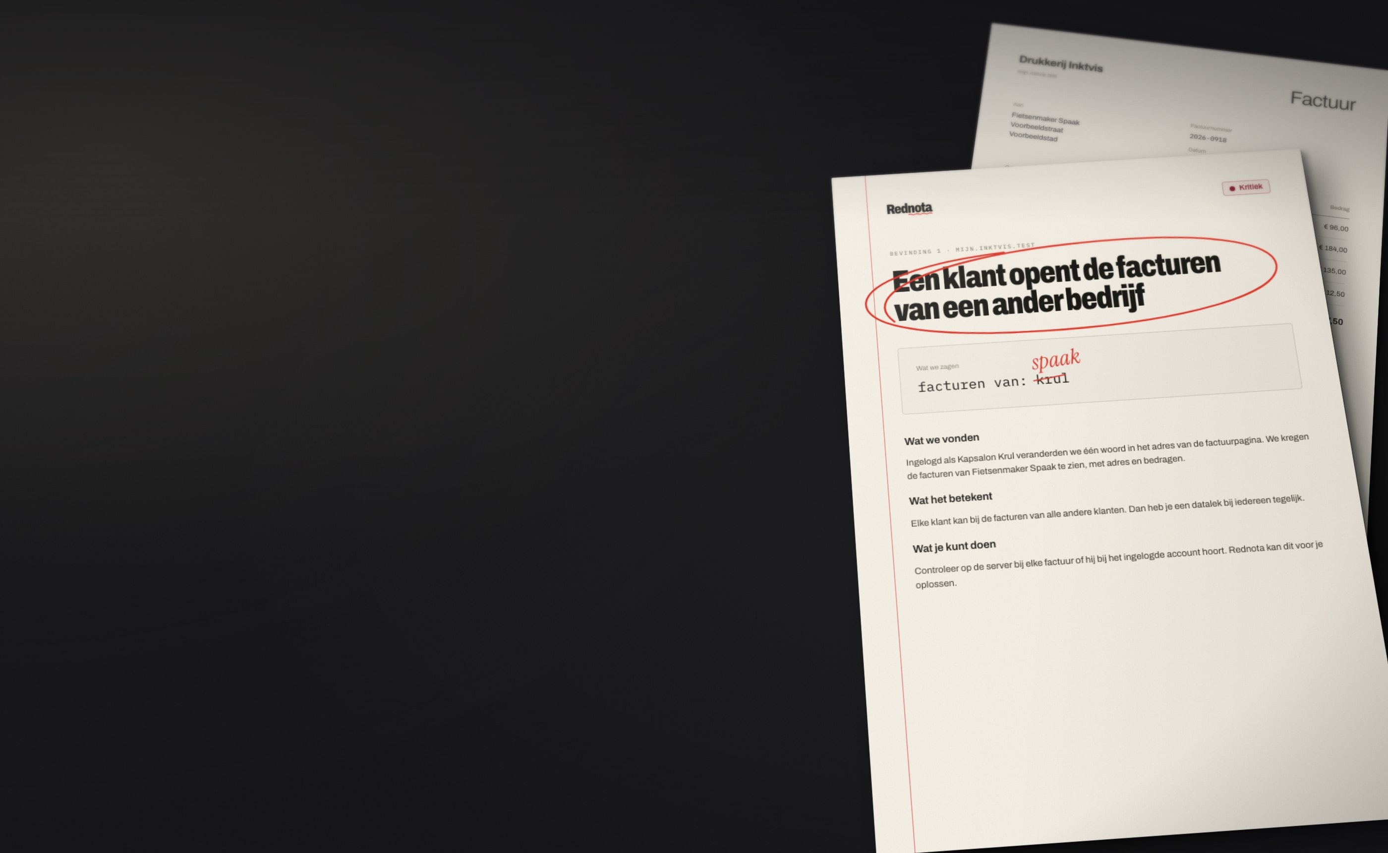 Een geprinte bevinding van Rednota op een donkere tafel, met de titel Een klant opent de facturen van een ander bedrijf rood omcirkeld. Bij het bewijs is krul doorgehaald en spaak erboven geschreven. Eronder ligt de factuur van Fietsenmaker Spaak.