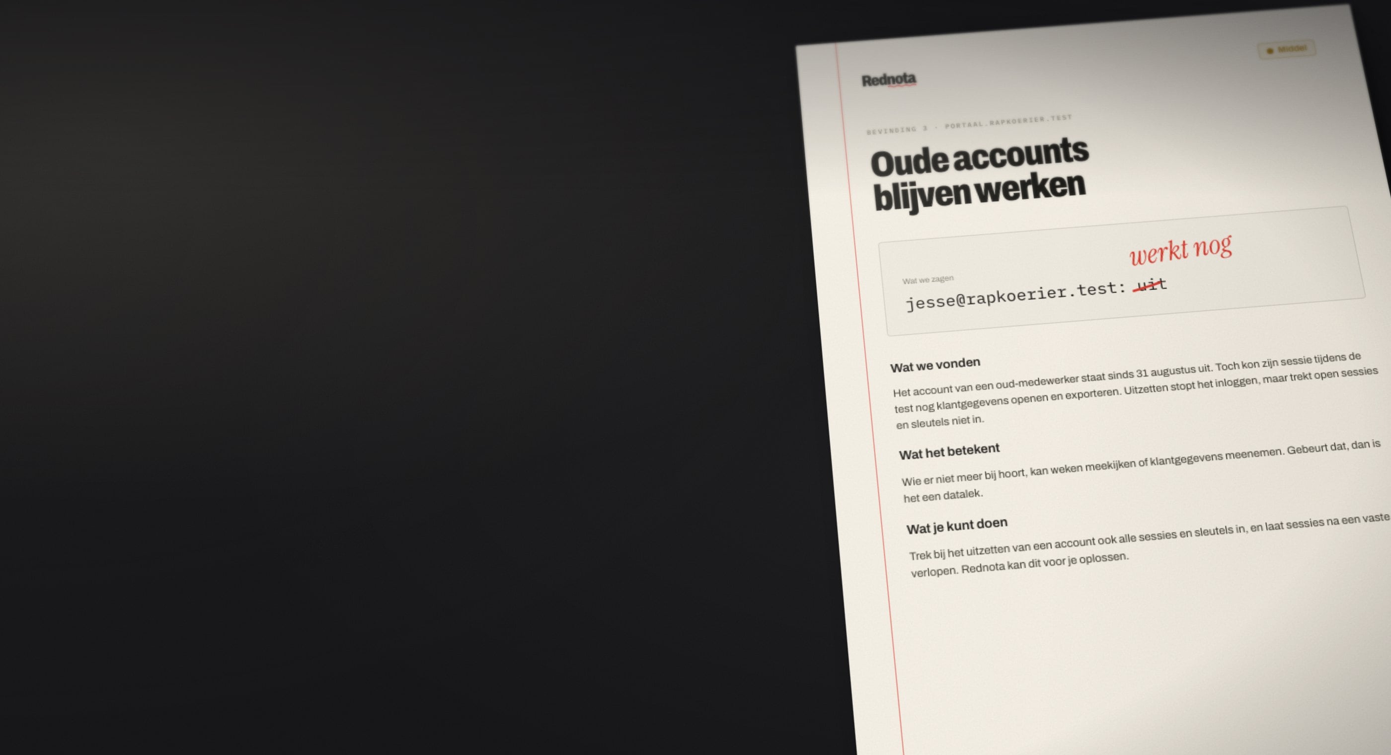 Een bevinding uit een Rednota-rapport op een donkere tafel: Oude accounts blijven werken. Bij jesse@rapkoerier.test is uit doorgehaald, en in rode pen staat werkt nog.